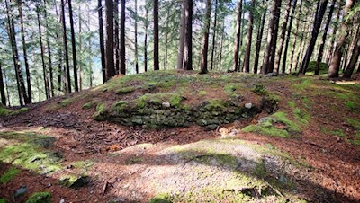 Längs des Weges stößt man auf Mauerreste alter Siedlungen und Wehranlagen