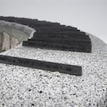 Auf dem Panoramarondell neben dem Gipfelkreuz des Monte Stivo sind die Namen der ringsum aufragenden Berge verzeichnet