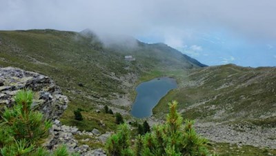 Der Radlsee und die gleichnamige Schutzhütte aus der Vogelperspektive