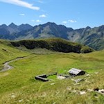 Inmitten sattgrüner Weidewiesen liegt die steinerne Schäferalm Seeberg