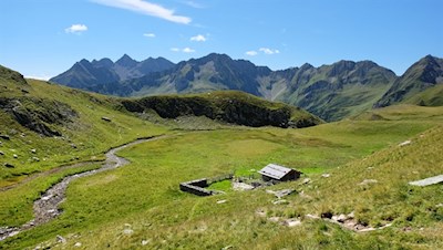 Inmitten sattgrüner Weidewiesen liegt die steinerne Schäferalm Seeberg