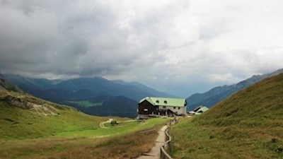 Il rifugio Genova, visibile da lontano