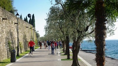 Die Uferpromenade von Bardolino nach Garda erfreut sich großer Beliebtheit