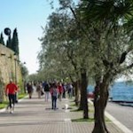 Il lungolago da Bardolino a Garda è molto frequentato