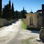 Di fronte al monastero, il sentiero si dirama a destra verso la Rocca di Garda.