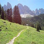Against the backdrop of the Val di Funes Geisler peaks to the Dusler Alm mountain hut
