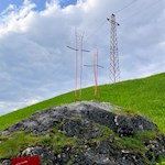 Längs des Tru di artisc trifft man auf zahlreiche Kunstwerke