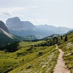 Vor der Kulisse des Langkofel zur Regensburger Hütte