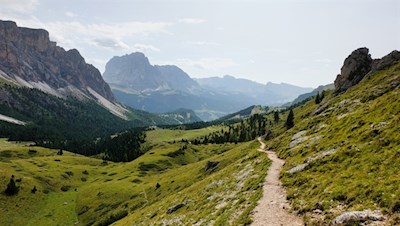 Vor der Kulisse des Langkofel zur Regensburger Hütte
