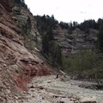 Seit der letzten Eiszeit legte der kleine Bletterbach eine circa 8km lange und bis zu 400m tiefe Schlucht frei