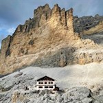 The-Giussani-mountain-hut-is-perched-boldly-on-the-Forcella-Fontana-Negra