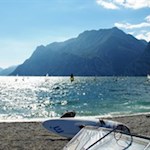 Die wärmenden Strahlen der Sommersonne tauchen den Gardasee in ein berückendes Licht