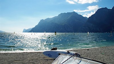 Die wärmenden Strahlen der Sommersonne tauchen den Gardasee in ein berückendes Licht
