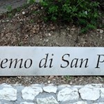 Die großen Lettern weisen die Richtung zur Einsiedelei