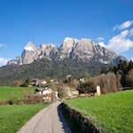 St. Konstantin mit dem Schlern im Hintergrund