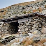 Die steinerne "Murmendl-Bar" knapp unterhalb des Gipfelkreuzes