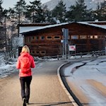 Links des Naturparkhauses zweigt der Winterwanderweg ab