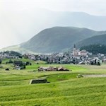 Auf dem Rückweg erschließen sich pittoreske Ausblicke auf Kastelruth