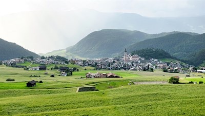 Auf dem Rückweg erschließen sich pittoreske Ausblicke auf Kastelruth