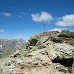 Die Hochkreuzspitze wird von einem hohen Gipfelkreuz geschmückt