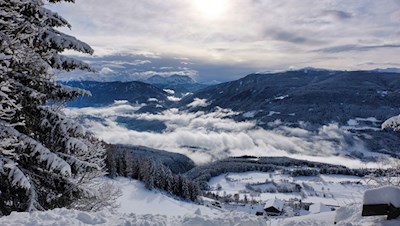 Blick auf den winterlich ummantelten Pusterer Talkessel