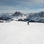 Abfahrt-vor-atemberaubender-Kulisse