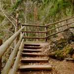 Auf dem gesicherten Pfad zum oberen Wasserfall in Barbian