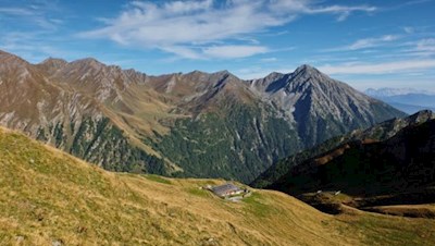 Inmitten einer imposanten Natur liegt die entlegene Aschila-Alm