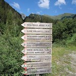 Der Aufstieg auf die Kleine Kreuzspitze ist mit 3h10' ausgeschildert 