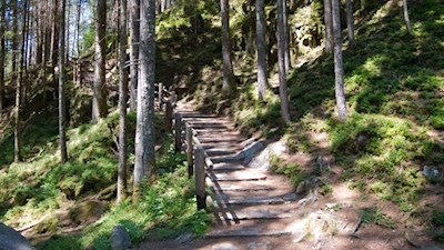 Sanft steigt der Weg zum dritten Reinbachfall an