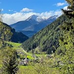 Im Hintergrund erhebt sich die Eidechsspitze