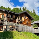 Unterhalb-des-Maurerbergs-lädt-die-Pecolhütte-zur-Einkehr