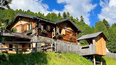 Unterhalb des Maurerbergs lädt die Pecolhütte zur Einkehr