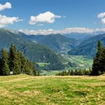 Unterwegs öffnen sich immer wieder schöne Ausblicke auf Sterzing und das südlich gelegene Freienfeld