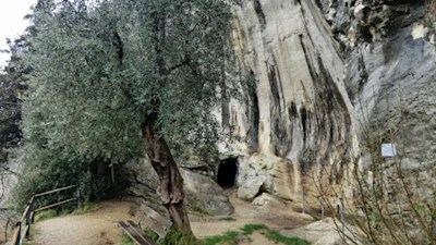 Si dice che i giganti abbiano bevuto dalle "marmitte dei giganti", le "pentole dei giganti"...