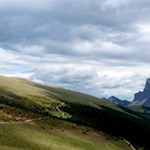 Il sentiero panoramico si snoda dolcemente attraverso l'incantevole paesaggio alpino