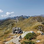 Kreuzgeschmückte Anhöhe auf dem Weg zur Plattnerspitze