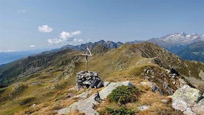 Kreuzgeschmückte Anhöhe auf dem Weg zur Plattnerspitze