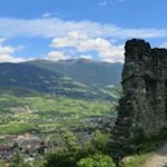 Von-den-bröckelnden-Gemäuern-der-Ruine-Salern-erschließt-sich-ein-spektakulärer-Blick-auf-den-Brixner-Talkessel