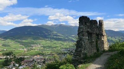 Von den bröckelnden Gemäuern der Ruine Salern erschließt sich ein spektakulärer Blick auf den Brixner Talkessel