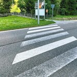 Unter der Pfarrkirche quert der Dorfrundweg die Ahrntaler Straße