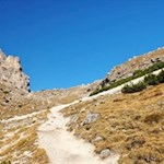 Auf dem Pfad Nr. 4 nähern wir uns den Felswänden des Sassongher