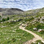 Inmitten schöner Karstwiesen erhebt sich der Para dai Giai