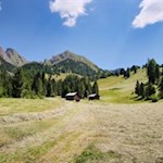 In front of the backdrop of the Zendleser Kofel to the Kaserill Alm mountain hut