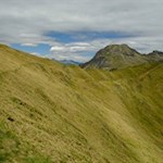 Der erste Teil des Weges folgt nahezu ebenen Pfaden