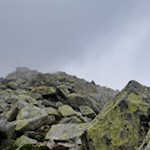 Über flechtenbewachsene Granitblöcke auf das Gaisjoch