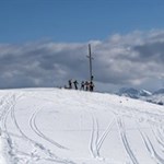 Auch das Hühnerspiel nahe der Oberen  Pertinger Alm ist mit einem Kreuz geschmückt