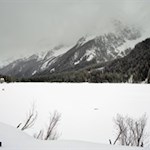 Im Winter legt sich eine dicke Eis- und Schneedecke über den Antholzer See
