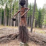 Die Figuren des LandArt Weges sind aus Naturmaterialien gefertigt