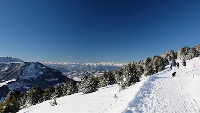 Der panoramareiche Wanderweg Nr. 35A zieht sich sanft zur Raschötzhütte